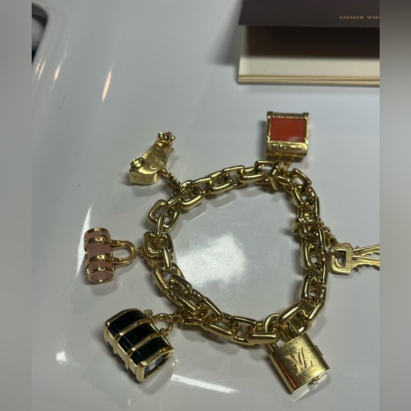 LOUIS VUITTON 2003 18KT GOLD CHARM BRACELET W/ 5 CHARMS - Picture 12 of 14